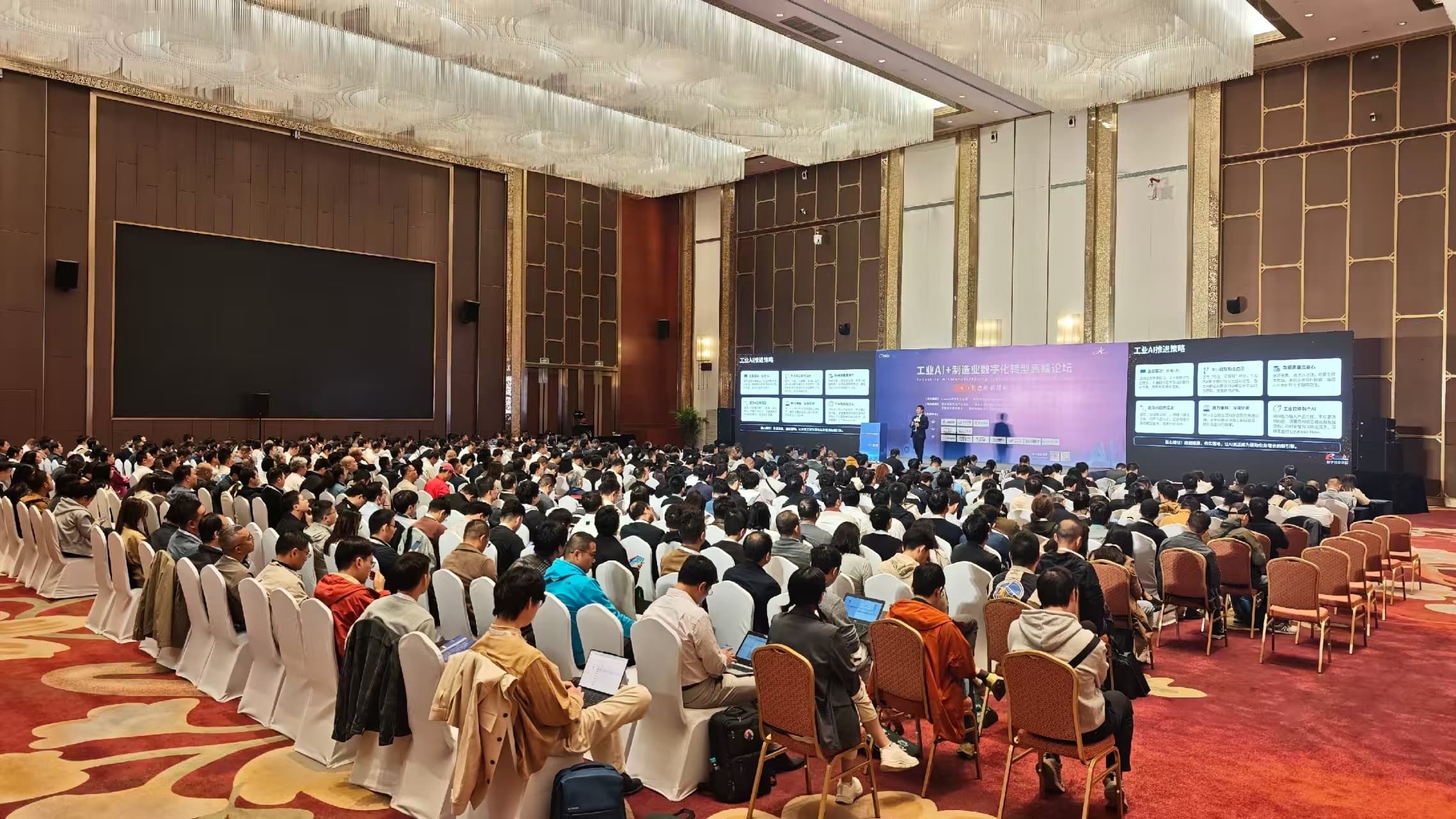 Zoho亮相工业AI+制造业数字化转型高峰论坛:让AI在制造业务场景真实落地